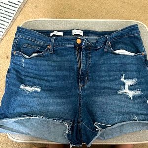 UNIVERSAL THREAD distressed shorts size 20W high rise midi